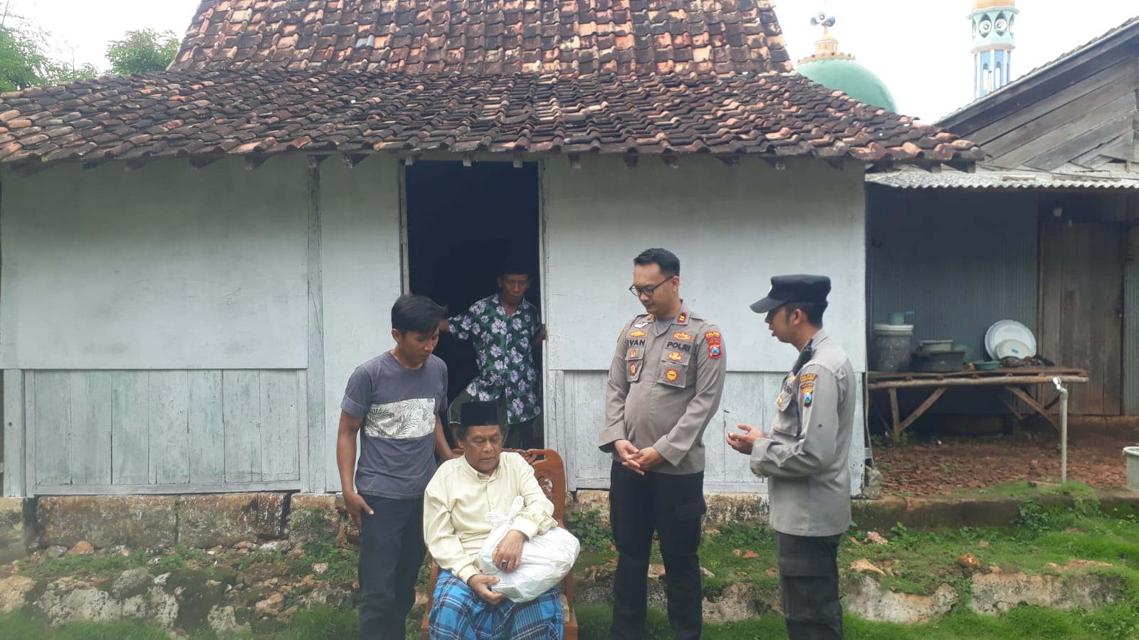 Kapolsek Sokobanah Iptu Ivan Danara Oktavian S.Tr.K, S.I.K saat mendatangi rumah warga yang disabilitas