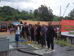 Polisi Gelar Shalat Jum’at dan Shalat Gaib Berjamaah di Lokasi Gempa Cianjur