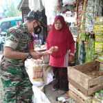 Terjun Langsung Ke Pasar Tradisional, Bhabinsa Cek Harga Sembako