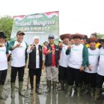 Gubernur Jatim Didampingi Bupati Sampang Lakukan Tanam Pohon Mangrove di Pesisir Camplong