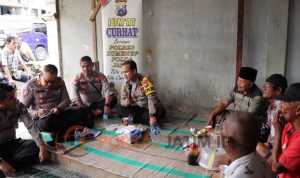 Kapolres Sumenep Beri Edukasi Tentang Pentingnya Keselamatan Berlalu Lintas Saat Jumat Curhat Bersama Supir Mini Bus