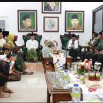 Kapolda Jatim Beri Penghargaan Personel Berprestasi dan Kunjungi Ponpes Tebuireng 