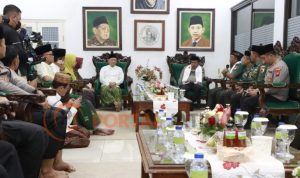 Kapolda Jatim Beri Penghargaan Personel Berprestasi dan Kunjungi Ponpes Tebuireng 