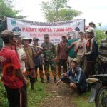 Koramil Kuripan Bersihkan Jalan Desa Binaannya