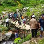 Koramil Pakuniran Kerja Bakti Bangun Jembatan Darurat