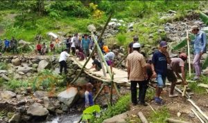 Koramil Pakuniran Kerja Bakti Bangun Jembatan Darurat