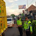 Beri Layanan Masyarakat, Polisi Atur Lalu Lintas di Pasar Gedang Ranuyoso