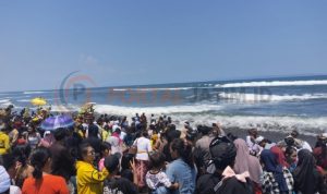 Petugas Gabungan Amankan Upacara Melasti di Pantai Watu Pecak