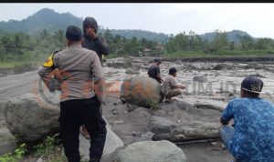 Anggota Polsek Pasirian Pantau Debit Air Sungai Regoyo