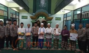 Safari Ramadhan, Kapolres Lumajang Bagikan Sajadah dan Alquran di Masjid As-Syuhada 