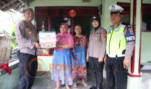 Polres Lumajang Bagikan Paket Sembako Kepada Warga Miskin
