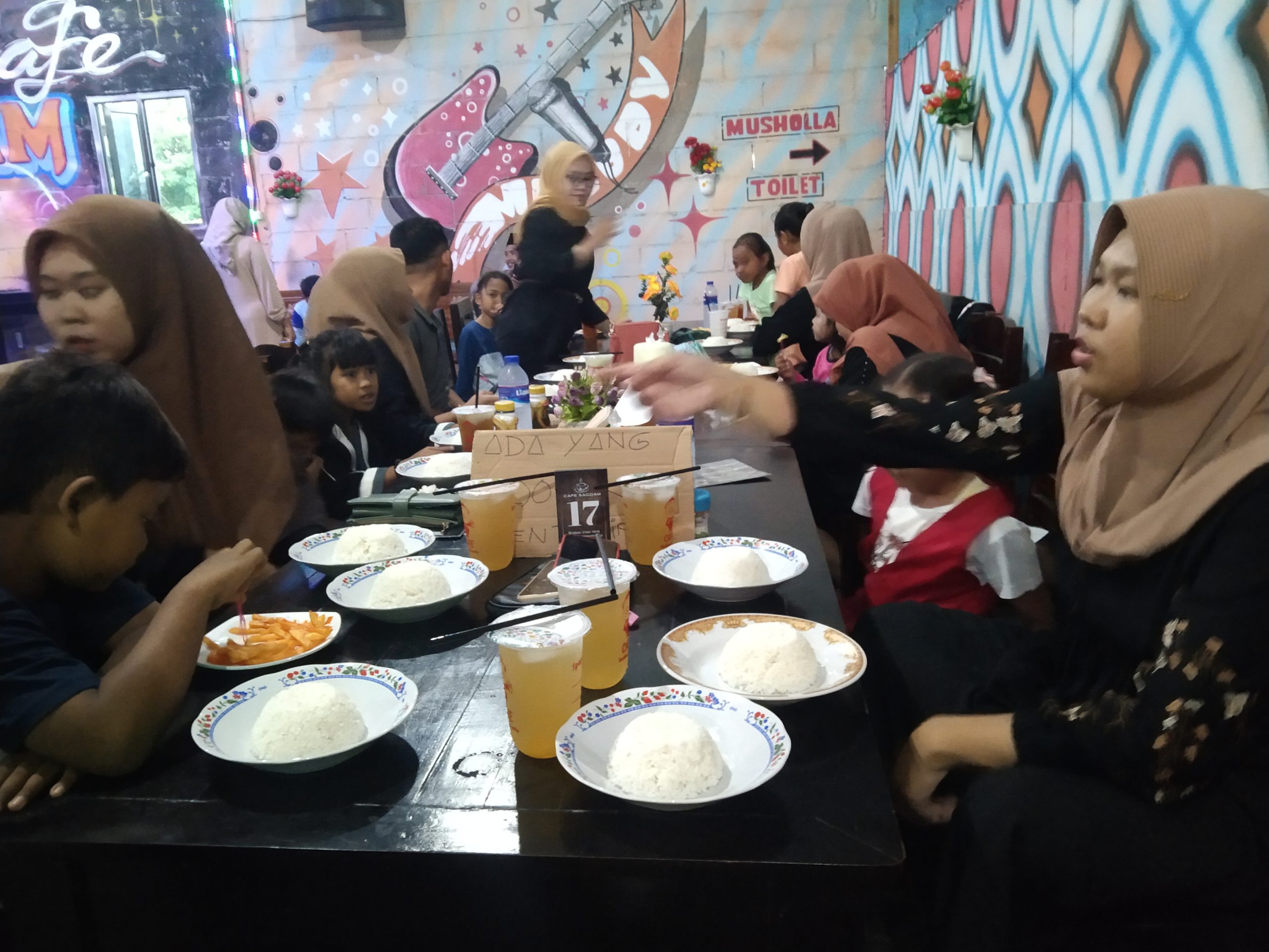 Kompak saat menjelang adzan magrib