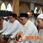 Dampingi Menko Polhukam, Wabup Timbul Sholat Ied Di PP Nurul Jadid