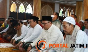 Dampingi Menko Polhukam, Wabup Timbul Sholat Ied Di PP Nurul Jadid