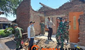 Kompak, Polisi Bersama TNI Gelar Baksos Pasca Angin Kencang di Probolinggo