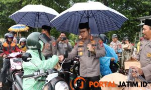 Hujan Tak Menghalangi Polresta Banyuwangi Berbagi 1000 Takjil 