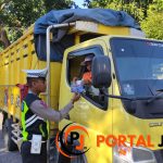 Satlantas Polres Lumajang Bagikan Brosur Tertib Berlalu Lintas Kepada Sopir Truk 