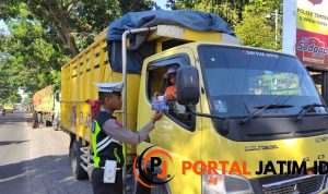 Satlantas Polres Lumajang Bagikan Brosur Tertib Berlalu Lintas Kepada Sopir Truk 