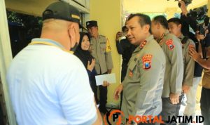 Dari Pintu ke Pintu Kapolda Jatim Dengarkan Curhatan Warga 