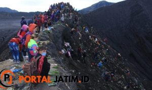 Puncak Yadnya Kasada, Masyarakat Tengger Larung Hasil Bumi Ke Kawah Bromo