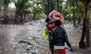 Polres Lumajang Terjunkan Personel Bantu Evakuasi Korban Bencana Banjir Lahar Dingin Gunung Semeru