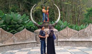 Sepasang Suami Istri Asal Sampang Pose Ala Rama Sinta di Taman Kemesraan Pujon