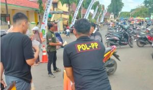 Ketika Satpol PP Sumenep Menjelma Jadi Petugas Parkir