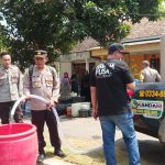 Bantuan Air Bersih Didistribusikan Untuk Warga