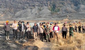 BPBD Terjunkan Personil Padamkan Titik Api Di Kawasan Bukit Teletubbies TNBTS