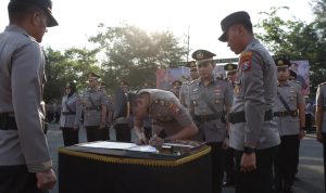 Kapolres Sampang AKBP Siswantoro Pimpin Sertijab Kabag, Kasat Dan Kapolsek Jajaran Polres Sampang
