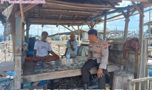 Sambangi Tempat Asinan Ini Pesan Penting Yang Disampaikan Bripka Wayan Kepada Masyarakat Nelayan