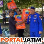 Kasat Polairud AKP I Nyoman Ardita Membagikan Alat Keselamatan Berlayar Kepada Masyarakat Ekonomi Pesisir