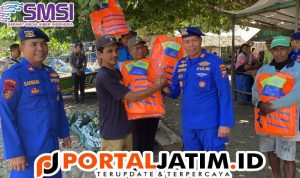 Kasat Polairud AKP I Nyoman Ardita Membagikan Alat Keselamatan Berlayar Kepada Masyarakat Ekonomi Pesisir