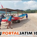 Bantu Nelayan Menaikkan Kapal Ini Pesan Bripka Waluyo Kepada Kelompok Nelayan Pancer 