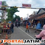 Jaga Aset Negara Pemkab Probolinggo Pasang Portal Diruas Jalan Klenang-Malasan