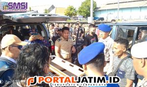 Satpolairud Polresta Banyuwangi Bersama Unsur Maritim Evakuasi Penumpang Yang Meninggal Diatas KM Mutiara Barat