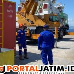 Pantau Aktivitas Bongkar Muat Pelabuhan Tanjuwangi, Personel Polairud Ingatkan Ini Kepada Operator Alat Berat 
