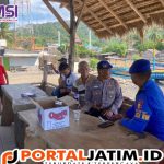 Lakukan Patroli Imbangan Puri Agung, Personel Polairud Polresta Banyuwangi Laksanakan Patroli Dialogis di Pesisir Pantai 