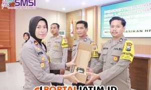 Wakapolres Kediri Pimpin Pendistribusian Alat Komunikasi Penunjang Pelaksanaan Tugas Bhabinkamtibmas