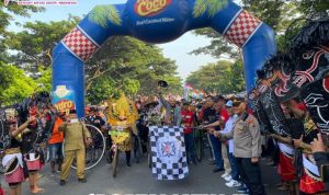 Laksanakan Pam dan Atur Lalin, Polsek Ngasem Pastikan Keselamatan Peserta Ngonthel Bareng Mas Bup dan KOSTI