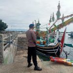 Lakukan Patroli Dan Sambangi Nelayan Yang Sedang Perbaiki Perahu Ini Pesan Bripka Wayan Wedhana 