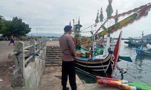 Lakukan Patroli Dan Sambangi Nelayan Yang Sedang Perbaiki Perahu Ini Pesan Bripka Wayan Wedhana 
