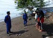 Personel Satpolairud Polresta Banyuwangi Berikan Himbauan Kamtibmas Langsung Kepada Wisatawan Waru Jajar 