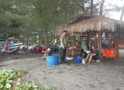 Sambangi Pesisir Pantai Gumuk Kantong Bripka I Wayan Wedhana Sampaikan Pesan Kamtibmas 