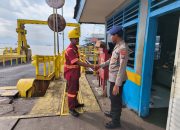 Anggota Satpolairud Melaksanakan Giat Pemantauan Penyebrangan Ketapang Gilimanuk