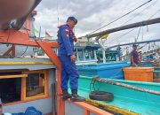 Lakukan Patroli Dan Binmas Perairan Personel Ingatkan Nelayan Tentang Perawatan Kapal 