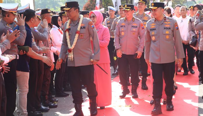 Tradisi Pedang Pora dan Reog Ponorogo Warnai Penyambutan Irjen Pol Drs Nanang Avianto,M.Si Sebagai Kapolda Jatim