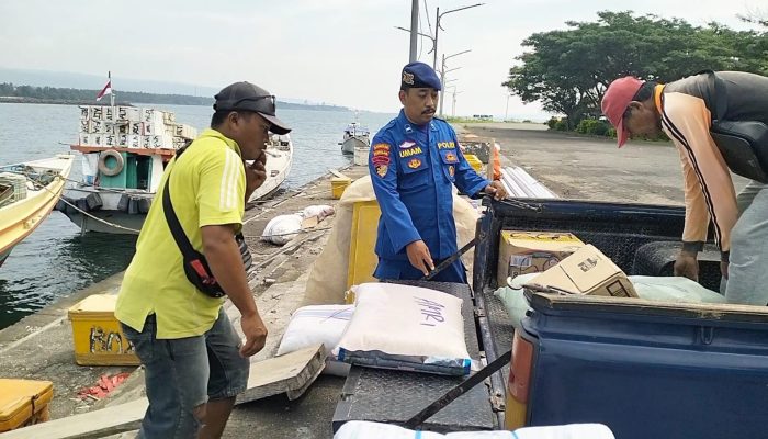 Personel Polairud Polresta Banyuwangi Pantau Aktivitas Bongkar Muat Antisipasi Masuknya Barang Ilegal