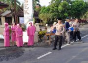 Kapolsek Tegaldlimo Berserta Ibu-ibu Bhayangkari Lakukan Pembagian Ta’jil Gratis Kepada Pengedara Yang Melintas