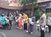 Salut , Alumni Ini Berbagi Takjil